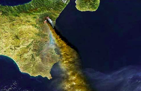 L'eruzione del vulcano Etna vista dal satellite 